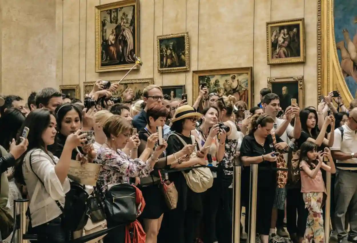 Crowd of visitors in a museum gallery, emphasizing SEO for museums to increase engagement and foot traffic