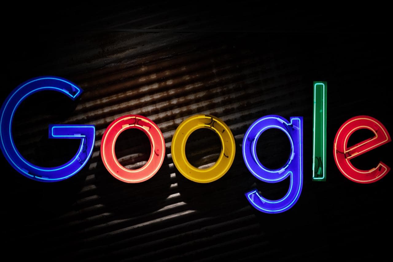 Colorful, light comercial with Google letters