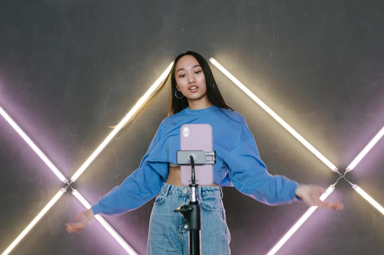 E-commerce influencer creating engaging content for retail promotion