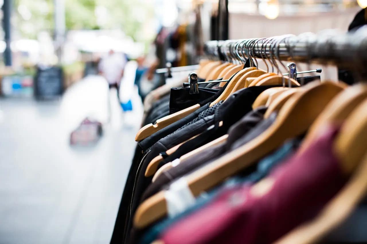 Retail clothing display integrating e-commerce for enhanced shopping experience
